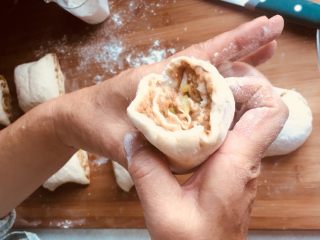 11、香酥羊肉馅儿饼,将面向上推捏两边封口