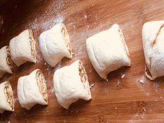 10、香酥羊肉馅儿饼,用刀切分