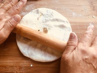 13、香酥羊肉馅儿饼,轻轻擀成圆形,不宜太薄