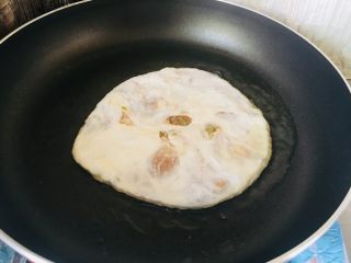 14、香酥羊肉馅儿饼,油锅烧热,多放一些油,放入擀好的饼