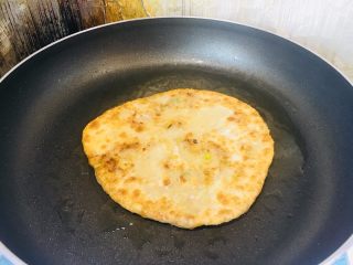 15、香酥羊肉馅儿饼,中小火两面煎至金黄色即可