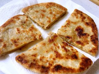 16、香酥羊肉馅儿饼,出锅切成四份放在厨房用纸上可以吸取多余油