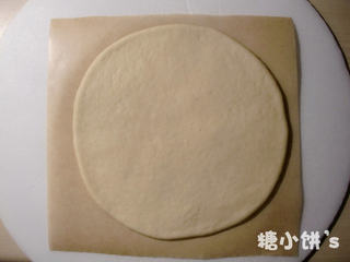 2、愤怒的小鸟披萨,面皮材料除黄油以外混合揉出膜之后再加黄油揉成光滑均匀的面团