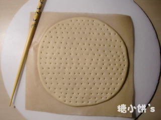 3、愤怒的小鸟披萨,在面饼上用筷子戳一堆的孔。二次发酵半个小时