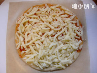 5、愤怒的小鸟披萨,铺满车打和马苏里拉的混合芝士