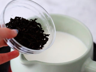 4、珍珠奶茶冻,放入红茶叶，煮2分钟