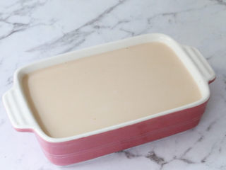 7、珍珠奶茶冻,倒入容器中，放到冰箱冷藏至凝固