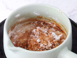 9、珍珠奶茶冻,加入木薯粉，再趁热拌匀