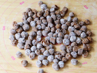 11、珍珠奶茶冻,将面团搓成长条，用刀切成丁，再搓成圆球状，表面撒上木薯粉防粘