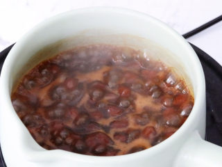 16、珍珠奶茶冻,煮至红糖汁浓稠时关火晾凉备用