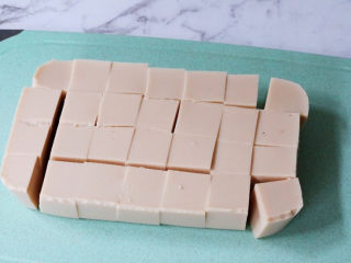 17、珍珠奶茶冻,从冰箱取出凝固的奶茶冻切成小块