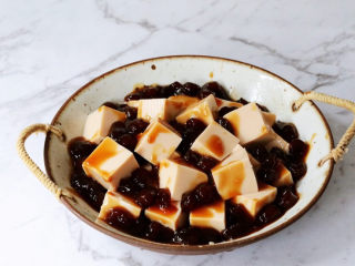 18、珍珠奶茶冻,再放入盘中，再淋入珍珠即可