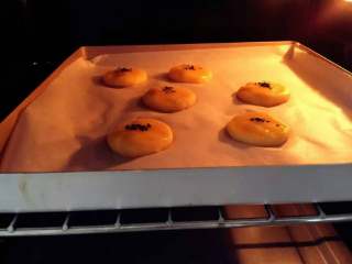 2、宝宝辅食:吃厌了地瓜泥?赶紧来试试黄金地瓜烧!12M+,放入烤箱,180度,上下火,中层,烤10分钟。