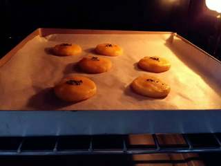 3、宝宝辅食:吃厌了地瓜泥?赶紧来试试黄金地瓜烧!12M+,重新放入烤箱,180度,上下火,中层,烤10分钟左右,看到地瓜烧表面变色就可以了。