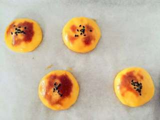 4、宝宝辅食:吃厌了地瓜泥?赶紧来试试黄金地瓜烧!12M+,出炉冷却,用铲子轻轻取下来即可。