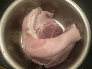 1、＃猪里脊＃绝世好叉烧-港式叉烧,约2斤的猪里脊，尽量买瘦一点的。也不是完全没有肥肉。去血水，洗净。