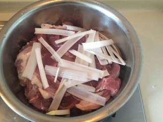 4、＃猪里脊＃绝世好叉烧-港式叉烧,加入50克，京葱白部分。