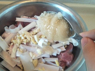 5、＃猪里脊＃绝世好叉烧-港式叉烧,加入三大勺蜂蜜。