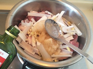 6、＃猪里脊＃绝世好叉烧-港式叉烧,加入三大小白酒。