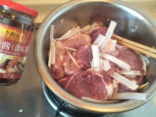 7、＃猪里脊＃绝世好叉烧-港式叉烧,加入。叉烧酱很重要的一步。