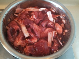 9、＃猪里脊＃绝世好叉烧-港式叉烧,用手抓均匀。