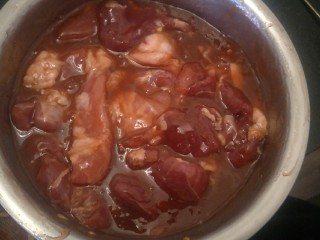 11、＃猪里脊＃绝世好叉烧-港式叉烧,2小时把葱姜蒜的部分拿出。继续盖保鲜膜腌制18个小时。