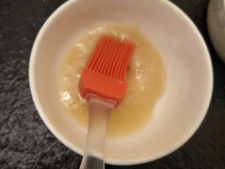 12、＃猪里脊＃绝世好叉烧-港式叉烧,准备少许蜂蜜。