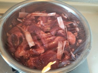 10、＃猪里脊＃绝世好叉烧-港式叉烧,盖上保鲜膜，放置阴凉处腌制。 2小勺