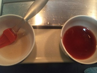 15、＃猪里脊＃绝世好叉烧-港式叉烧,准备少许蜂蜜和少许刚刚腌制叉烧的酱汁。