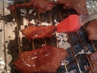 16、＃猪里脊＃绝世好叉烧-港式叉烧,20分钟后刷上叉烧酱，在刷上一层蜂蜜。