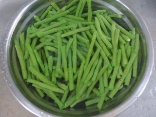7、酸辣凉豇豆,豇豆捞起来过2次凉水。