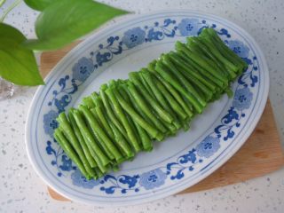 9、酸辣凉豇豆,沥水后豇豆装盘。