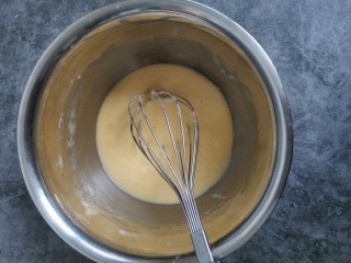 3、千层福袋蛋糕,筛入粉类,拌匀