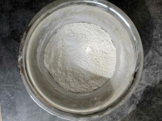 8、千层福袋蛋糕,粉类过筛