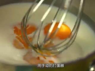 3、抹茶红豆卷,牛奶加鸡蛋，用手动的打蛋器搅拌均匀，然后放炉上，中小火，要不断用刮刀拌匀到浓稠的糊糊状离火