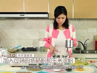 7、抹茶红豆卷,然后加入过筛的低筋面粉和玉米淀粉，混合均匀，再加入已经分离好的六个蛋黄，混合均匀，混合好的面糊是光滑细腻的