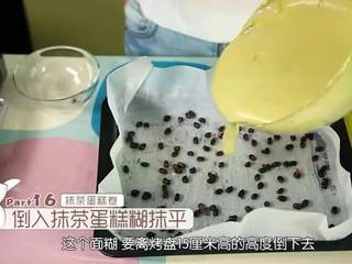 10、抹茶红豆卷,抹布粘水在烤盘上抹一下，让烤盘有水分，然后铺上一张油纸，因为烤盘有水，所以油纸很容易吸附在上面了；把蛋卷的红豆铺在烤盘底部，分布均匀，再把面糊倒进去，用刮刀刮平，用手敲击烤盘底部，震出大气泡