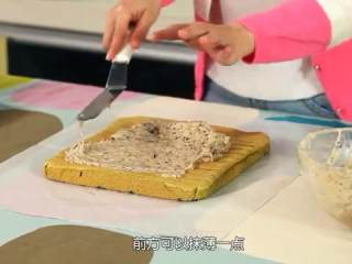 13、抹茶红豆卷,然后红豆慕斯已经室温凝固得差不多了，要是夏天红豆慕斯要放进冰箱凝固，室温那么热，凝固不了正常的,然后铺上栗子卷起来