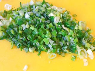6、香死个仁儿的★葱油饼「佳儿秘方」,这时候,我们把剩余的葱,切这样的碎葱花,备用。