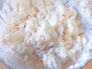 9、香死个仁儿的★葱油饼「佳儿秘方」,面团就成了这样的,有点透明的大疙瘩状态了。有点烫面的感觉。