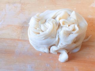 16、香死个仁儿的★葱油饼「佳儿秘方」,然后我们把油面条,放在一起,从外到里,卷起来,如图。