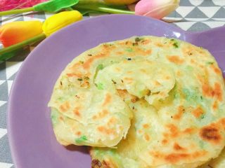 26、香死个仁儿的★葱油饼「佳儿秘方」,真像小时妈妈做的葱油饼,香气个仁了!我的葱油饼!吃了俩个,还是吃不够,半夜起来,又掰了一块,果然!凉了一点也不硬哦!明天再吃!哈哈哈