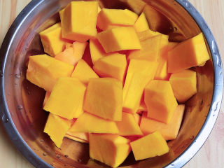 1、南瓜芝麻球,南瓜削去外皮，切块儿洗净放入盆中。