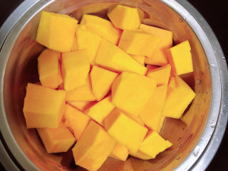 2、南瓜芝麻球,将南瓜碗放入蒸锅中。大火蒸20分钟。