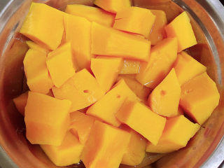 3、南瓜芝麻球,南瓜蒸好放凉待用。