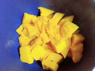 4、南瓜芝麻球,南瓜放入盆中，漏掉蒸南瓜多余的水。