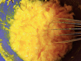 5、南瓜芝麻球,用打蛋器将南瓜搅拌成泥。