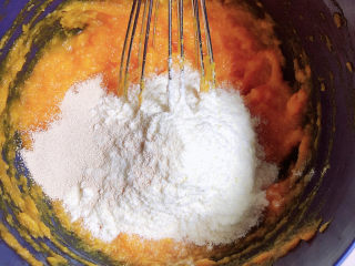 6、南瓜芝麻球,放入80克奶粉，搅拌均匀。