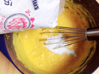 7、南瓜芝麻球,将放入糯米粉搅拌均匀。