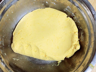 8、南瓜芝麻球,逐渐放入糯米粉，将面团揉均匀。